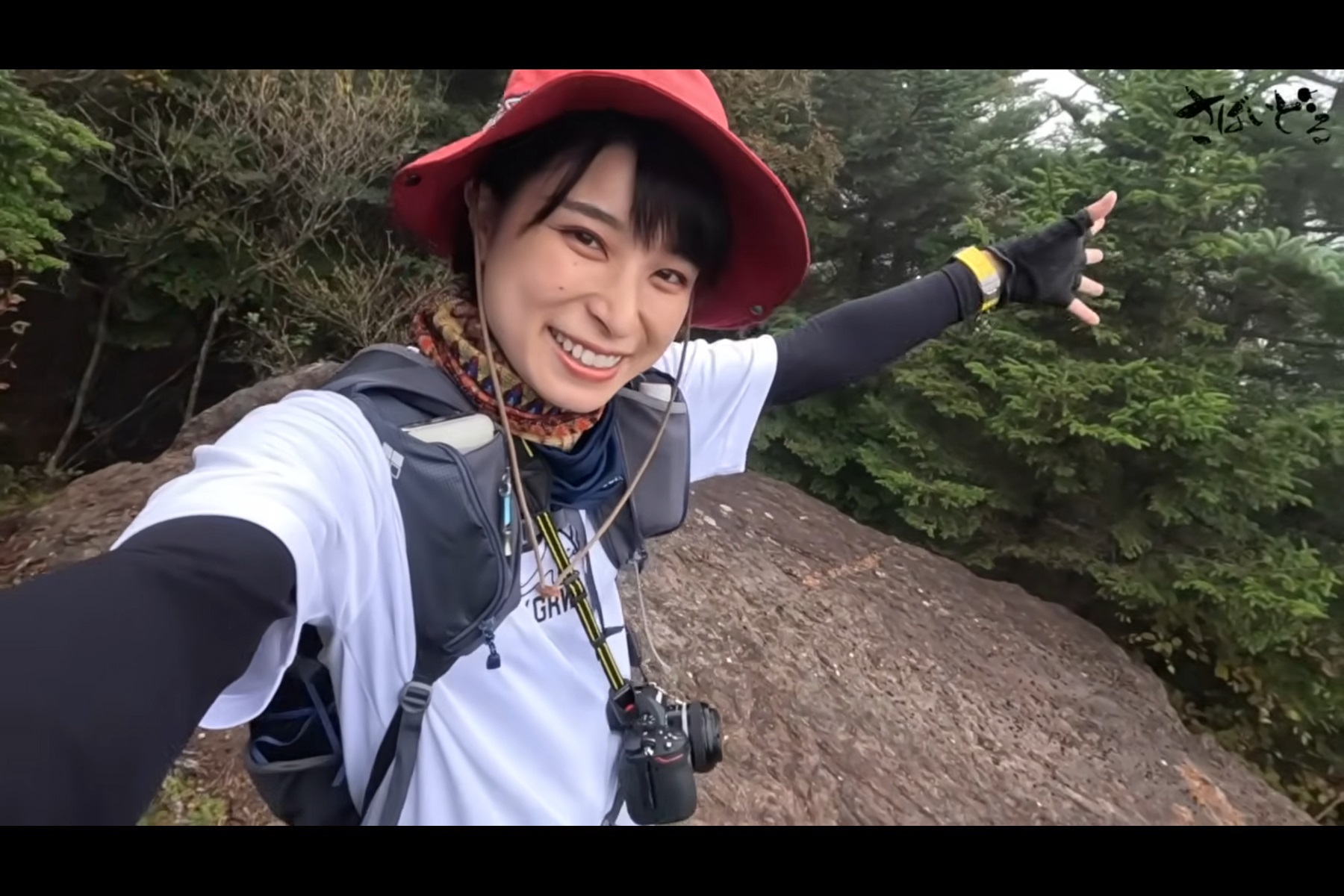 「牛奥ノ雁ヶ腹摺山（うしおくのがんがはらすりやま）」のパノラマ岩に立ち寄るも、あたり一面真っ白で思わず失笑した“さばいどる”ことかほなんさん