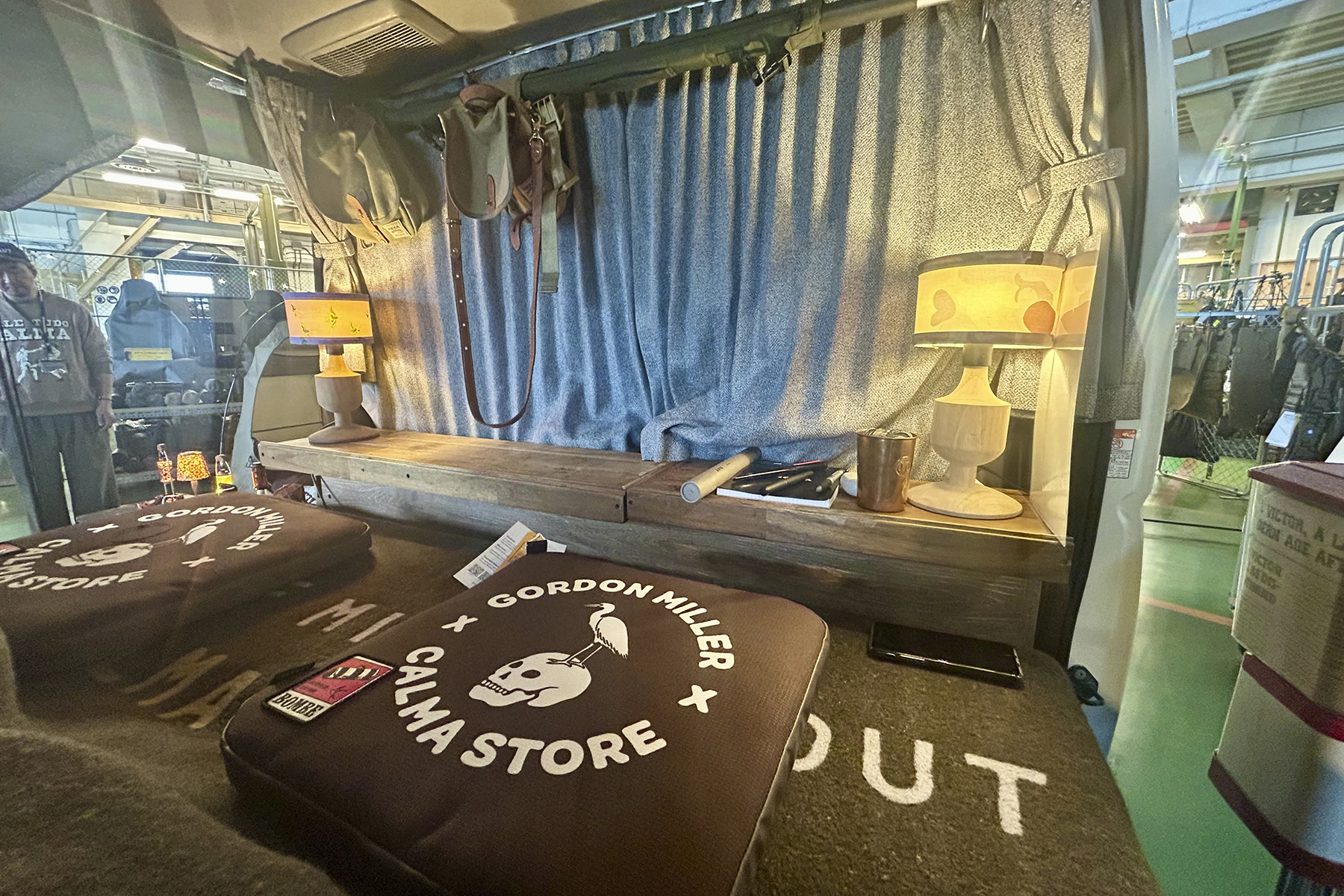 「GORDON MILLER×CALMA STORE」コラボアイテムをレイアウトしたキャラバン