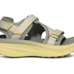 【画像】Tevaの「走れるサンダル」新色——街ランからトレイルまで「靴下使い」で3シーズン活躍！ 〜 画像1