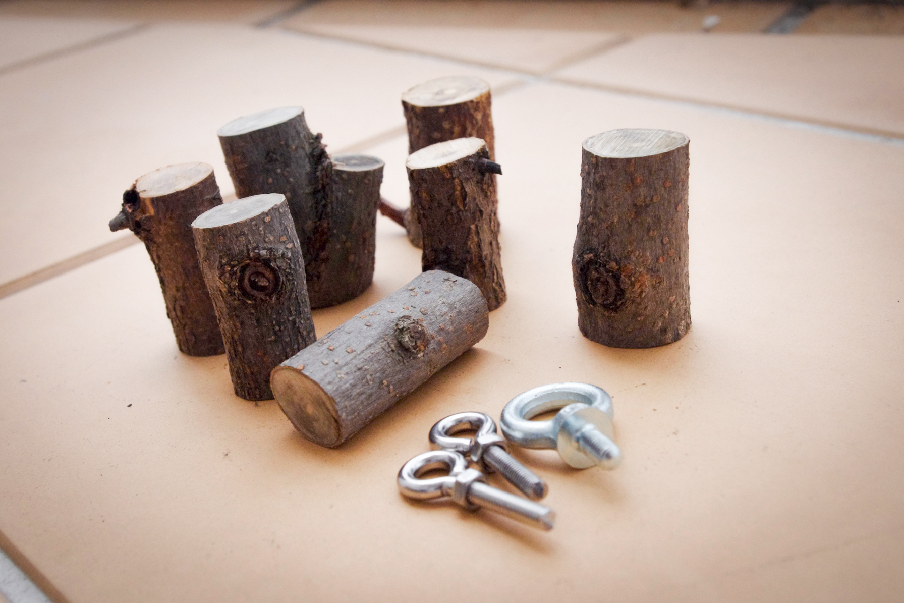 100円ショップやホームセンターで揃えられるバードコールの材料