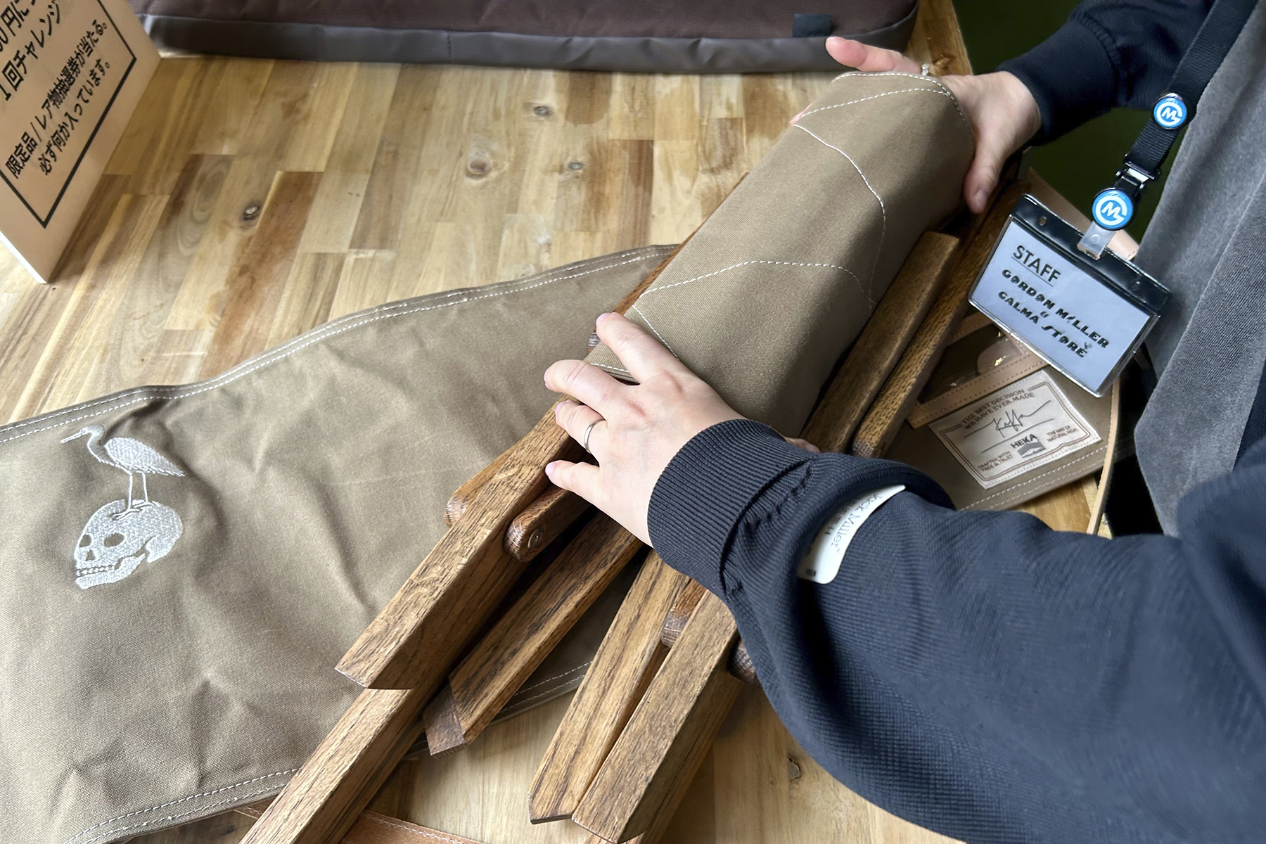 CALMA STORE HEKA CHAIR KAFFA 限定モデルを畳んでいるところ