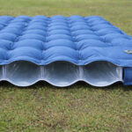 【画像】キャンプマットは「厚さ」より「面」が大事！　「いい寝心地」の裏付け万全「ピクニックくま」の中身 〜 画像1