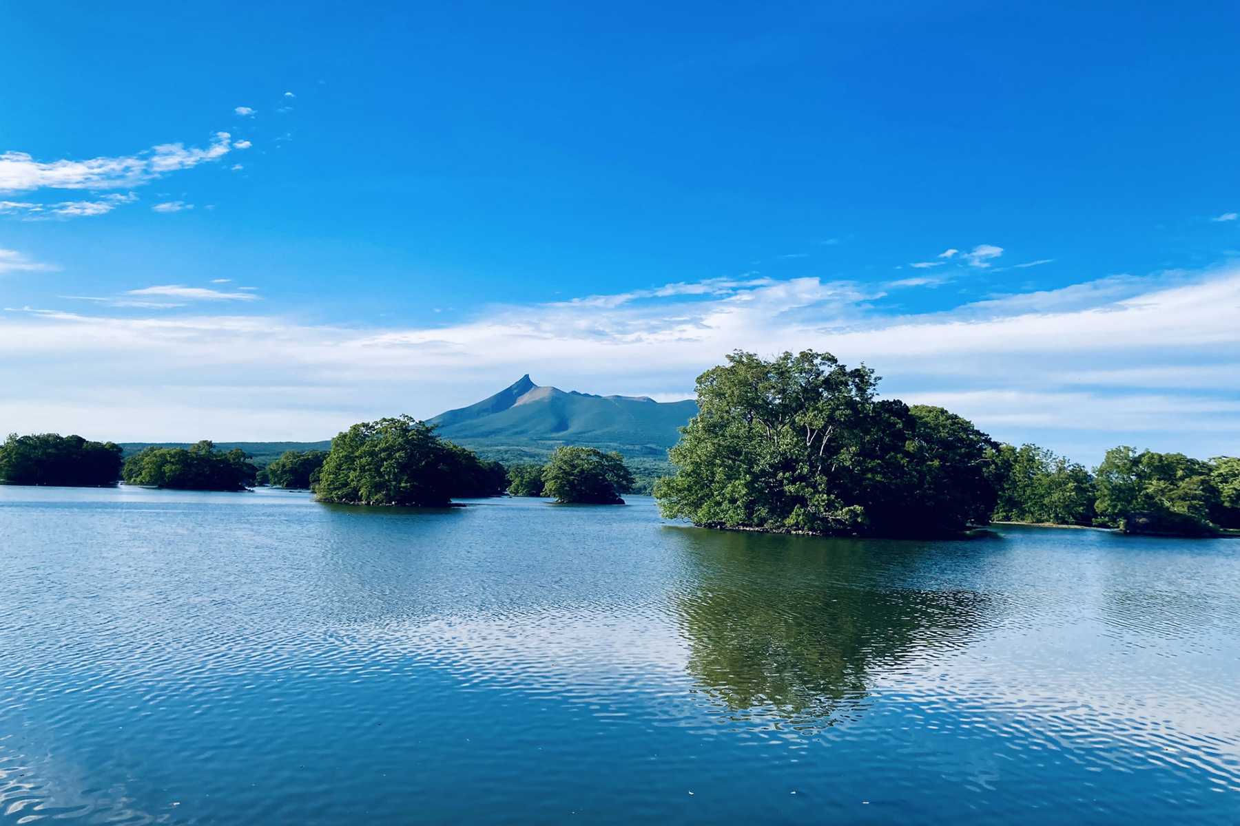 大沼公園の湖面から駒ヶ岳を望む