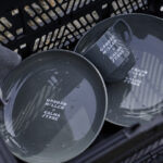 【画像】「捨てればゴミ、活かせば工芸」　再生プラを漆器技術で蘇らせた「一生モノの旅道具」 〜 画像1