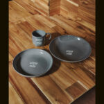 【画像】「捨てればゴミ、活かせば工芸」　再生プラを漆器技術で蘇らせた「一生モノの旅道具」 〜 画像1