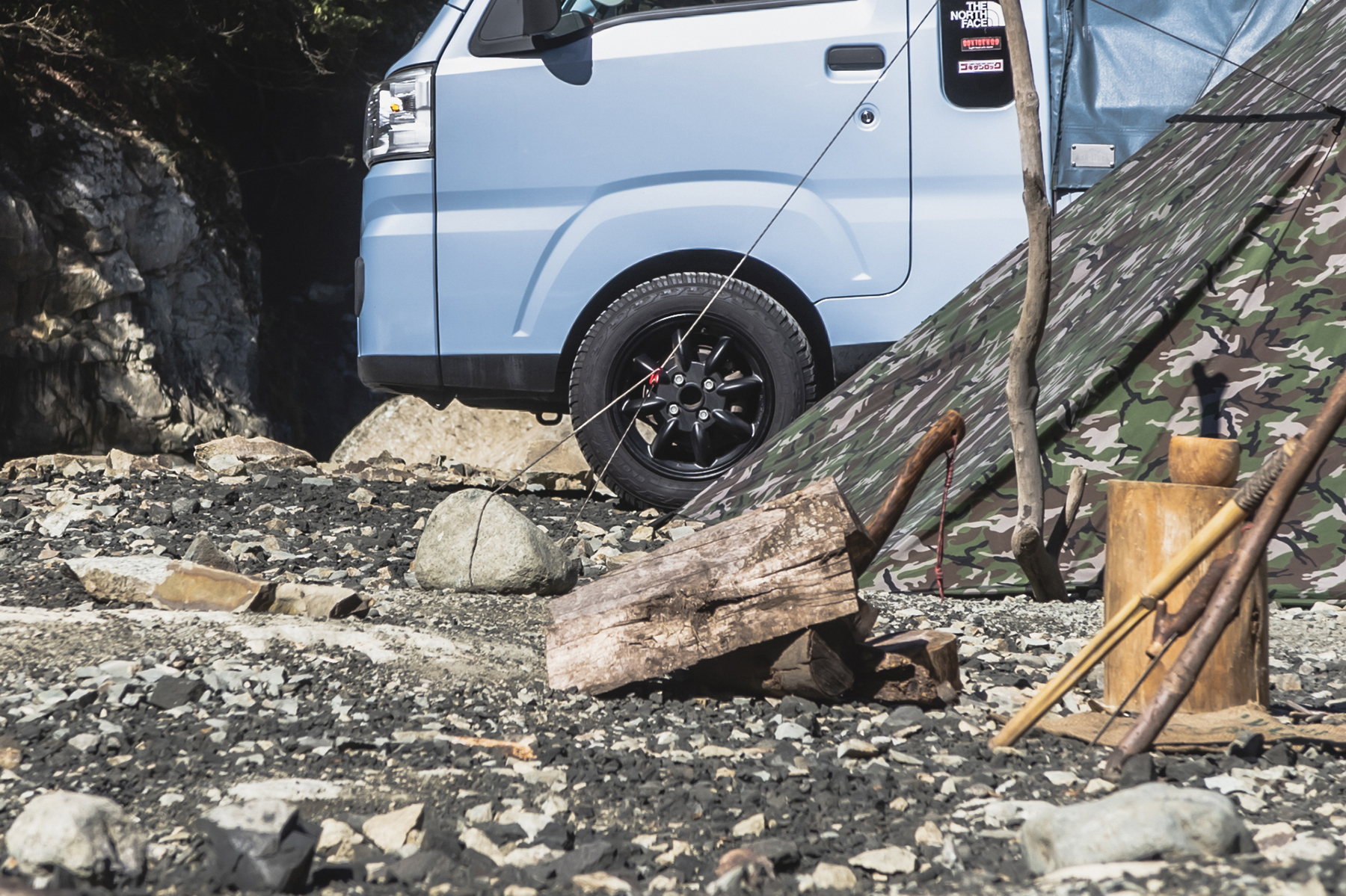 ガイロープをペグの代わりに石で代用しているシーン