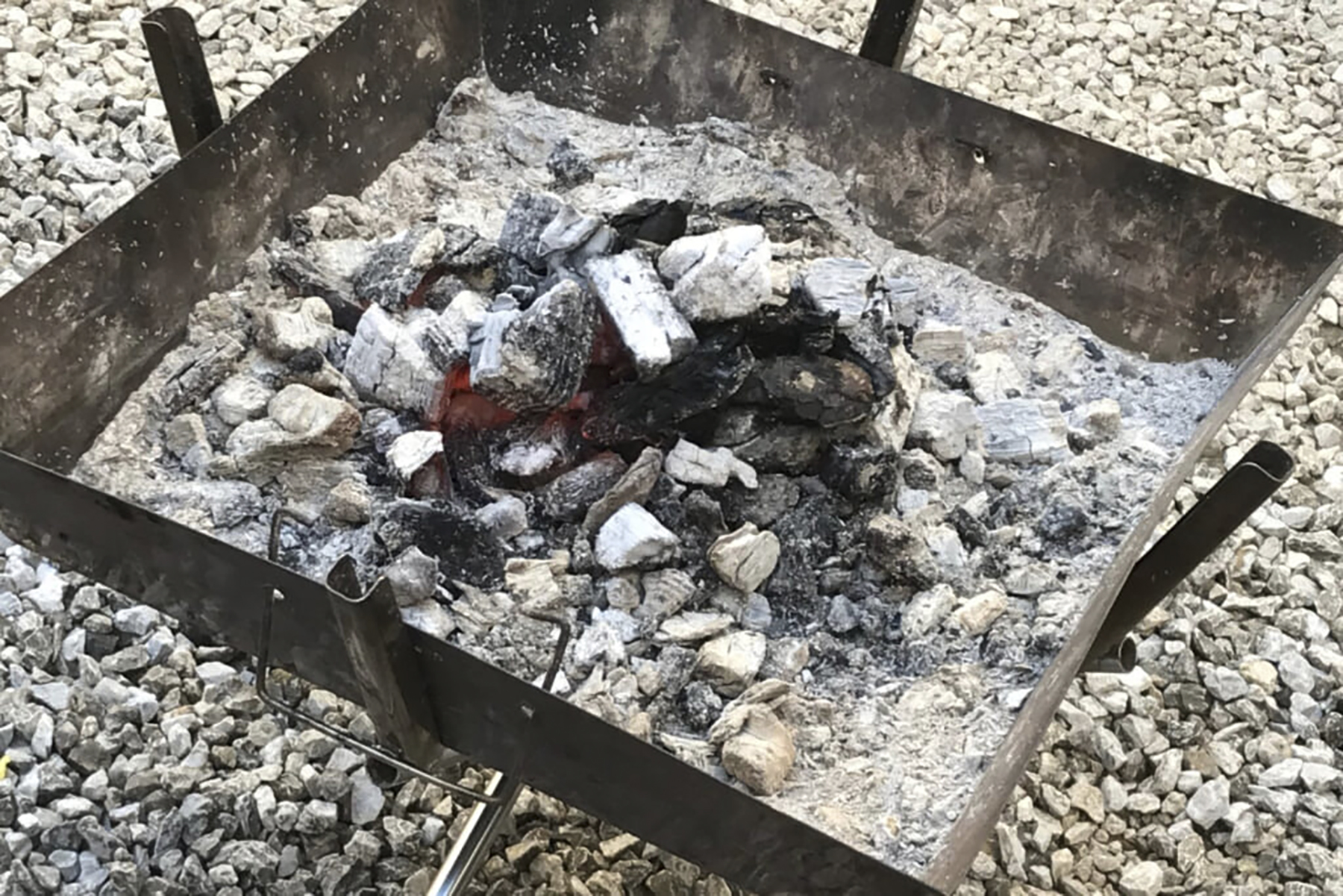 たき火台に広がっている炭