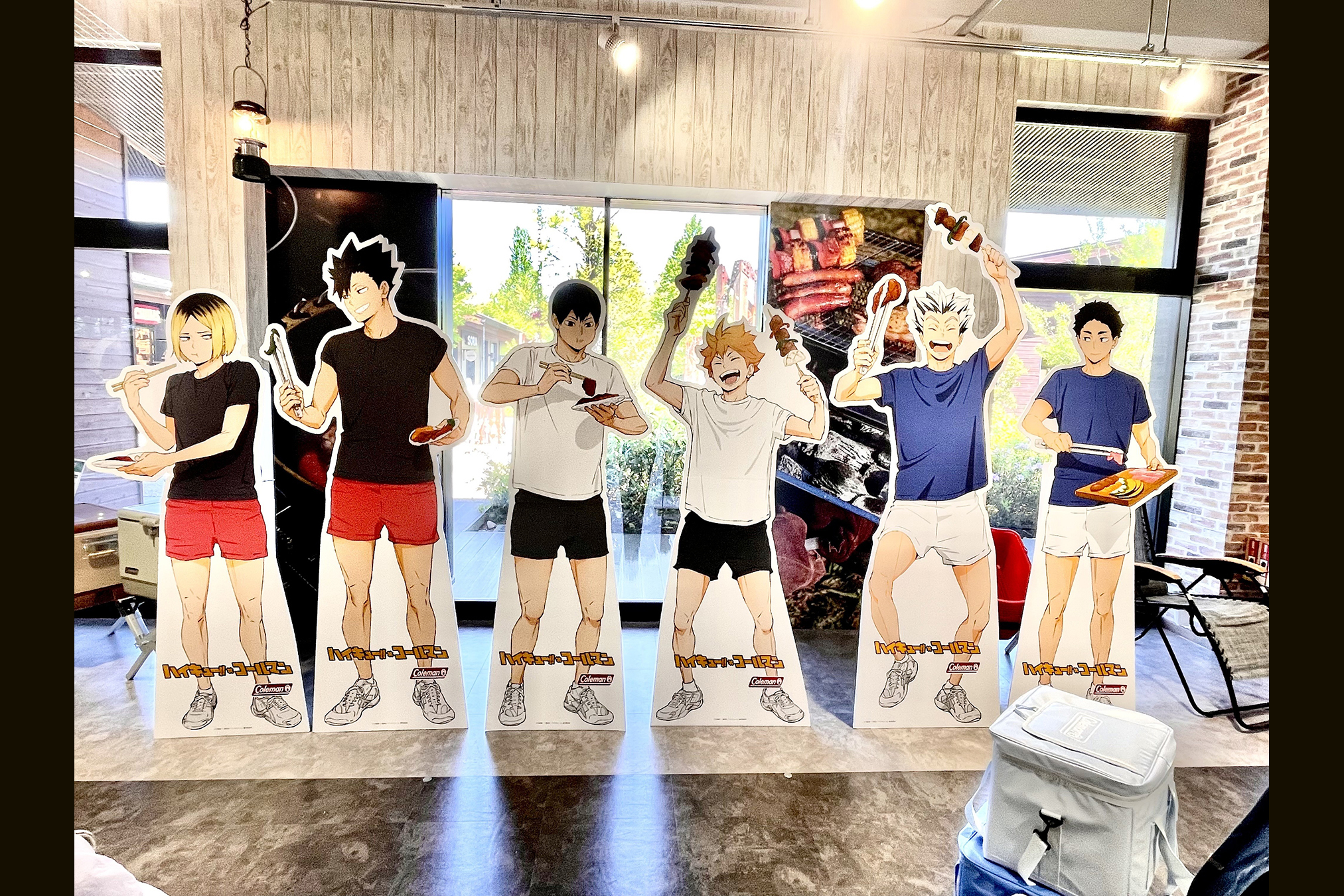 コールマン直営店の昭島アウトドアヴィレッジ店に設置されている「ハイキュー!!」主要キャラクターの等身大パネル