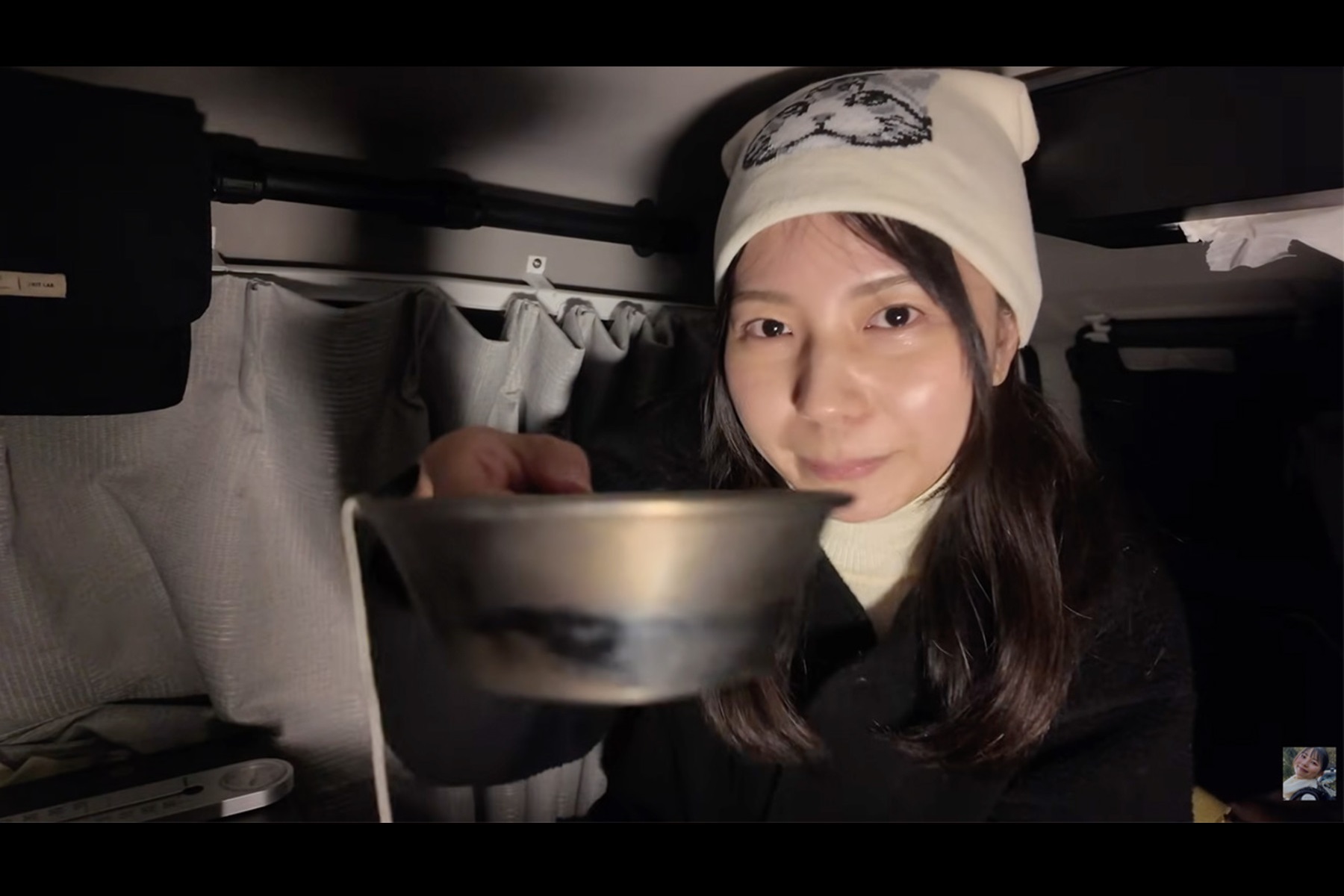 ジムニーの車内でアールグレイティーを飲むまややんさん