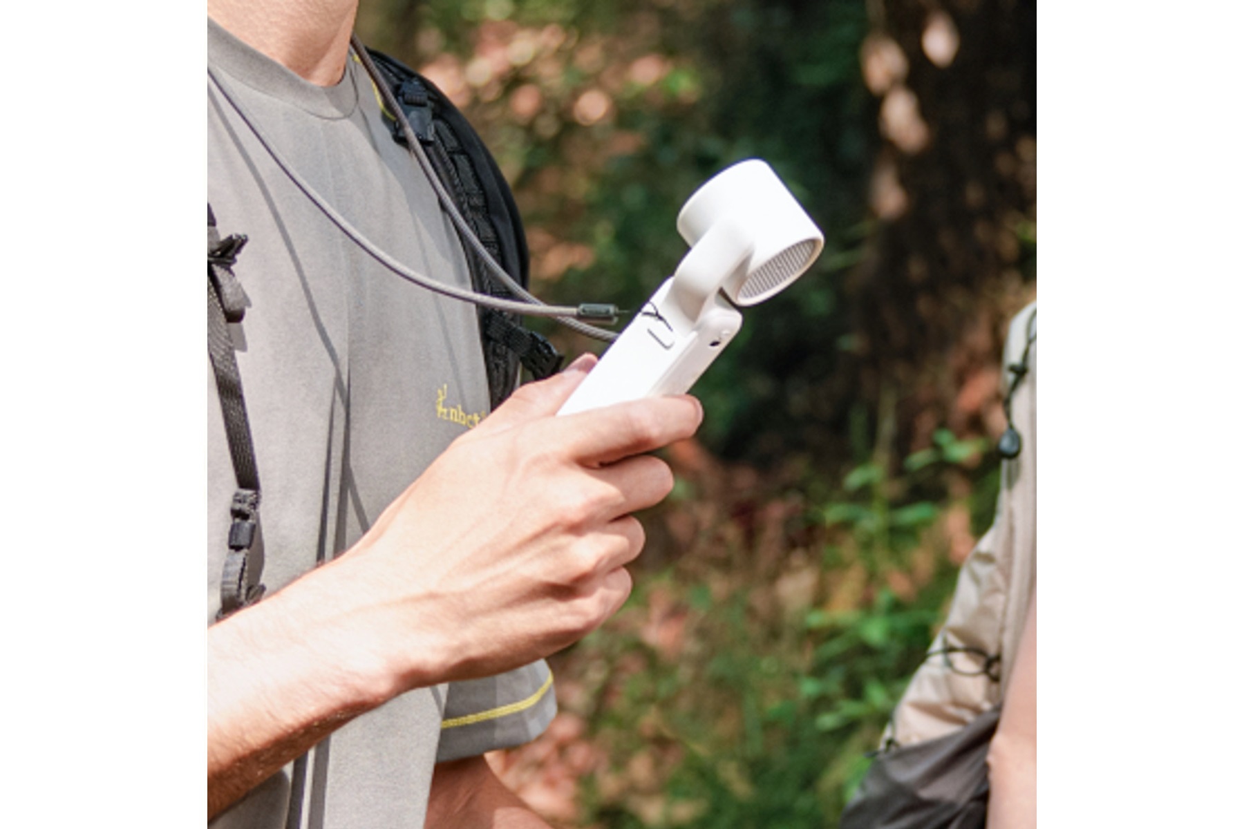 Air Gimbalハンディターボファンを首にかけて使用するシーン
