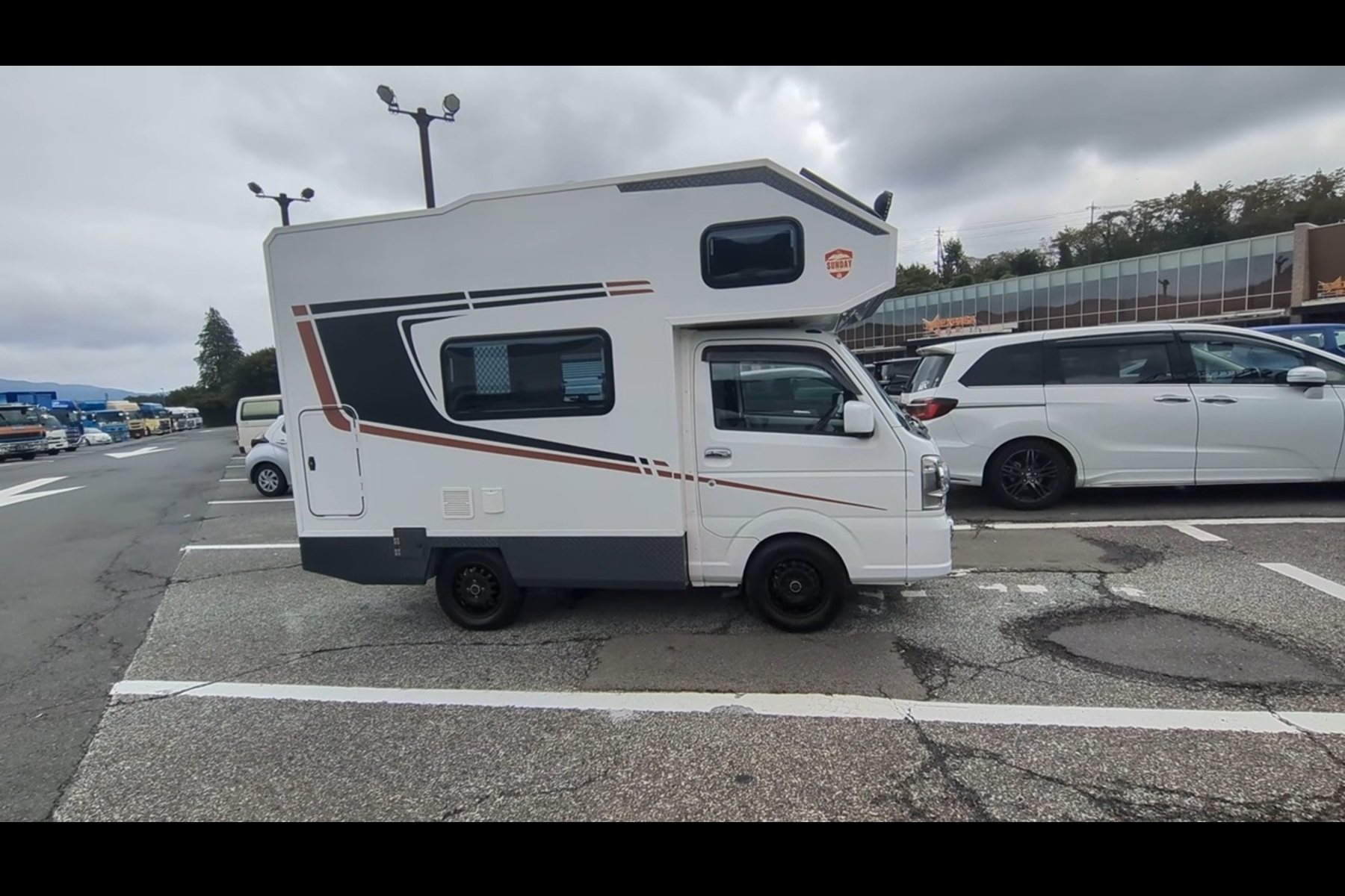 SUNDAY RVの軽キャブコン「SUNDAY COMPACT」
