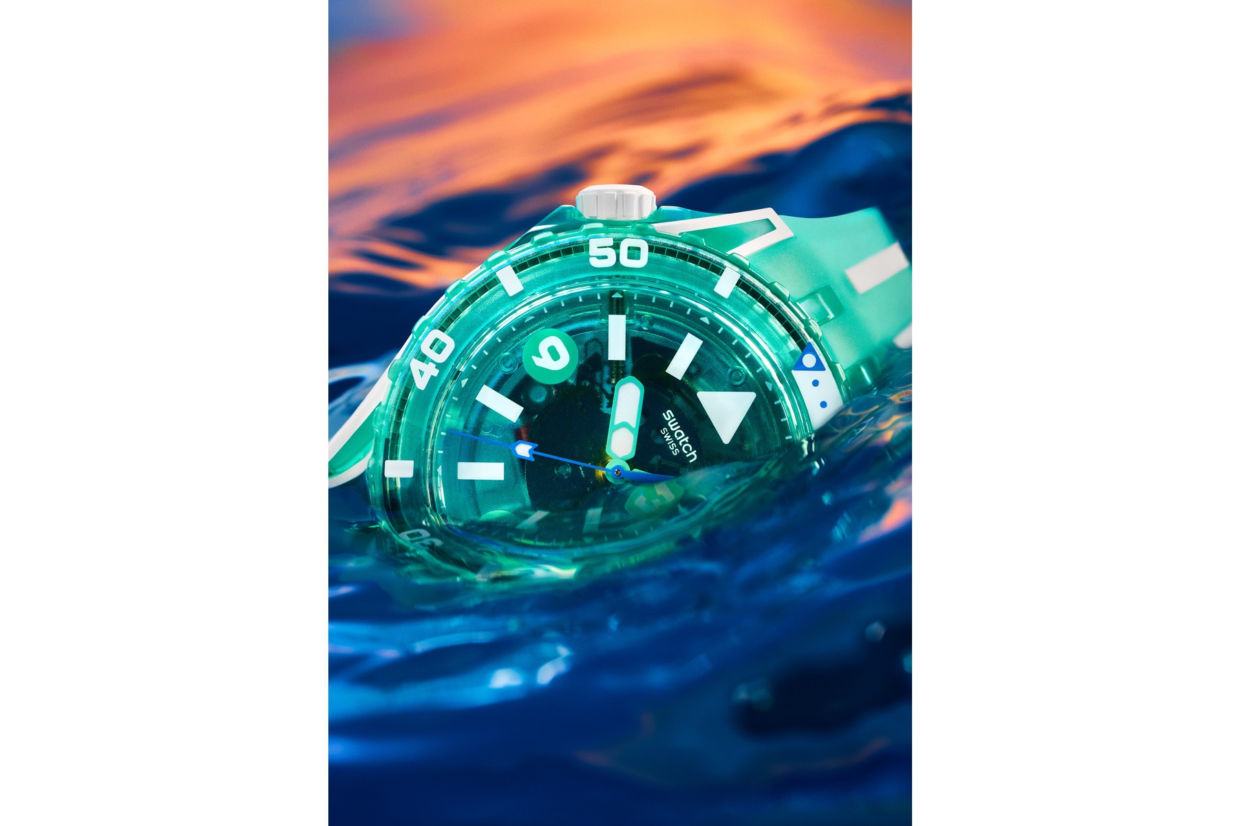 Swatch SCUBAQUAは10気圧防水。針や文字盤には蓄光加工が施されている