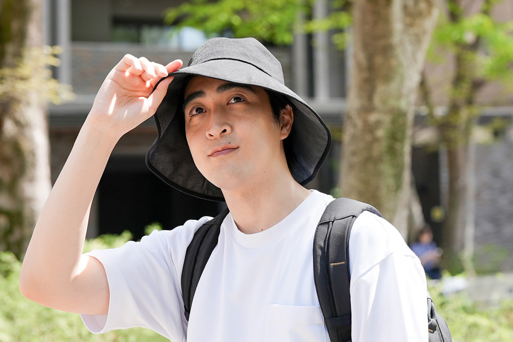 クイックキャンプのサマーシールド遮光日傘ハットは後頭部を大きく保護する11cmの幅広つばも魅力。写真のカラーはブラック