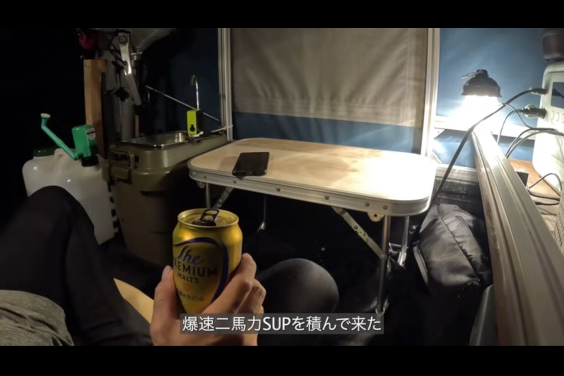 缶ビールで一息つきながら明日への展望を語るたつおさん