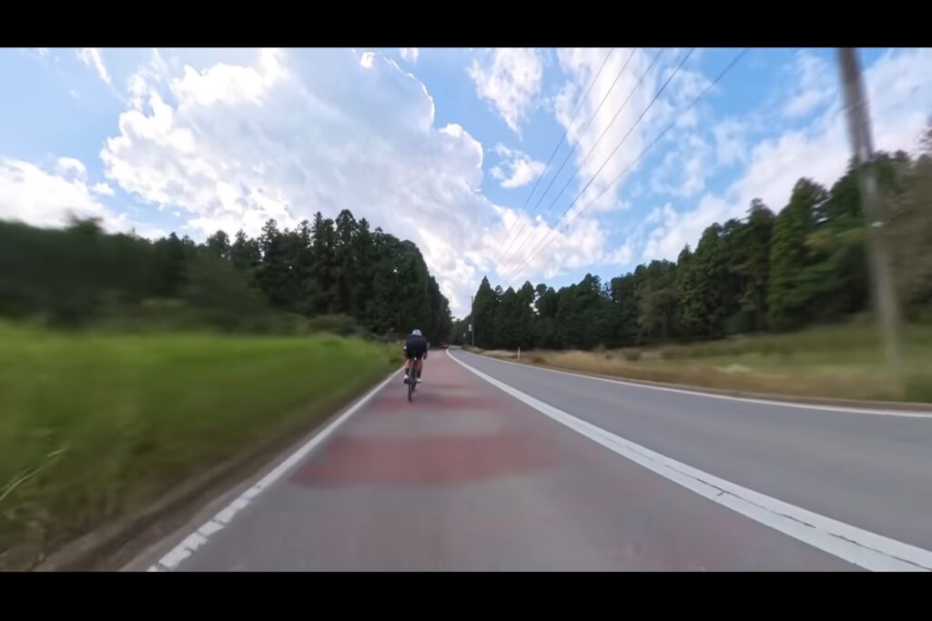 ガチ練習並みのハイペースで走行するTOMIさん