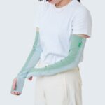 【画像】塗るより「通す」が効果的！　夏の虫よけ・日焼け・暑さ対策を3in1にしたアームカバー 〜 画像1