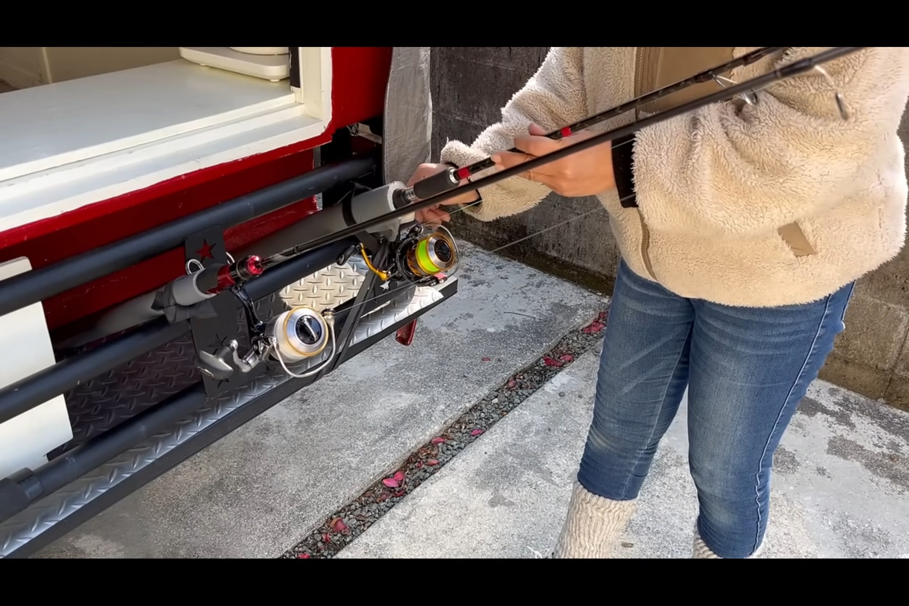軽トラの車内から海釣りができるように塩ビパイプを活用した自作ロッドホルダー