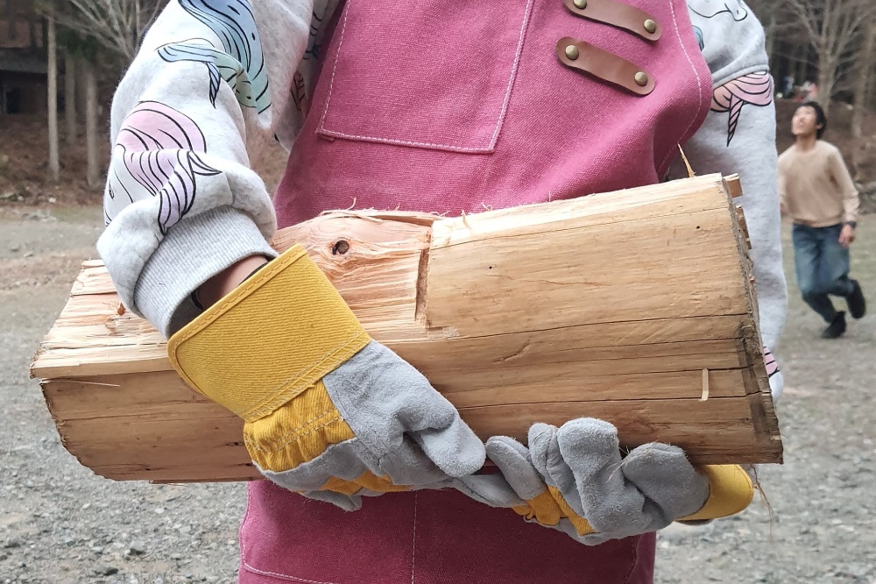 1480円で我が子に安全を！　親子共同でキャンプ作業をするなら「革の子供用手袋」がマストな理由