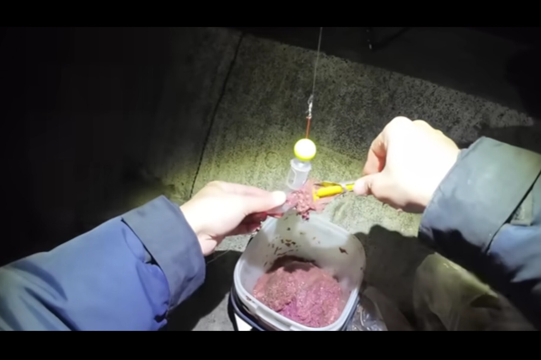 焦る気持ちをおさえつつ釣りの準備を進める「DK釣り日記」さん
