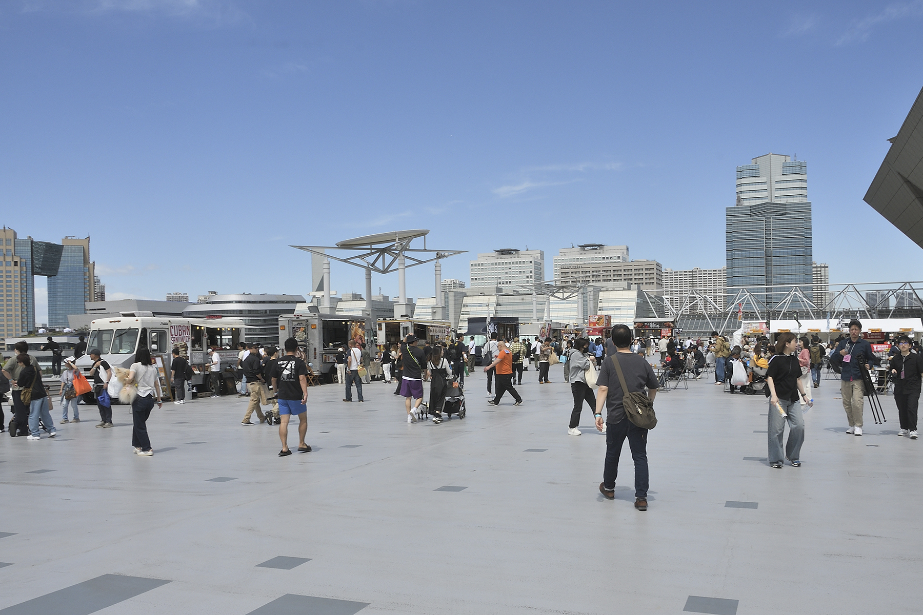FIELDSTYLE TOKYO 2026屋上展示場に並んだキッチンカー