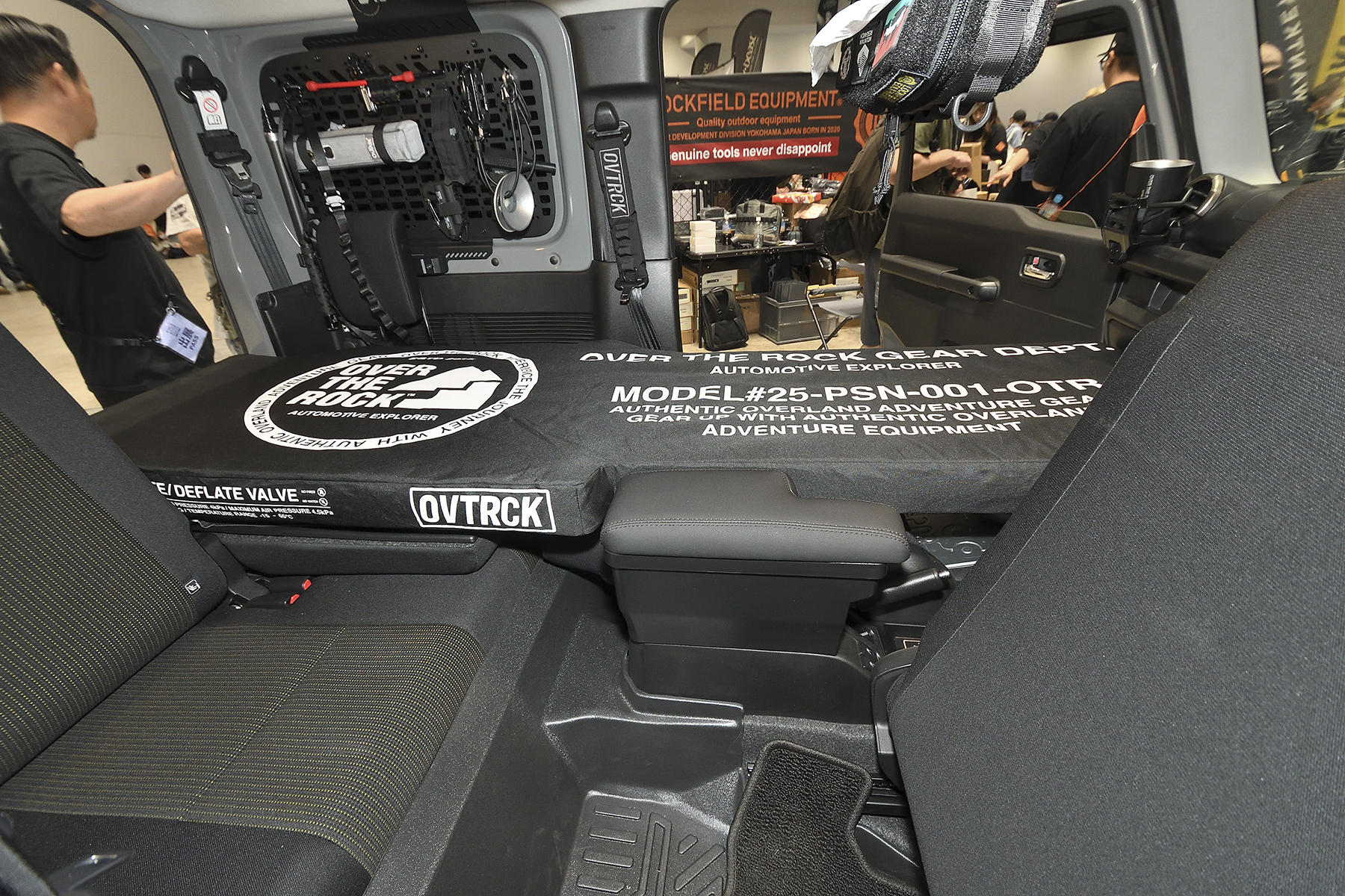 OVER THE ROCK GEAR DEPT「ジムニー用ソロ車中泊マット」を敷いたジムニーの車内