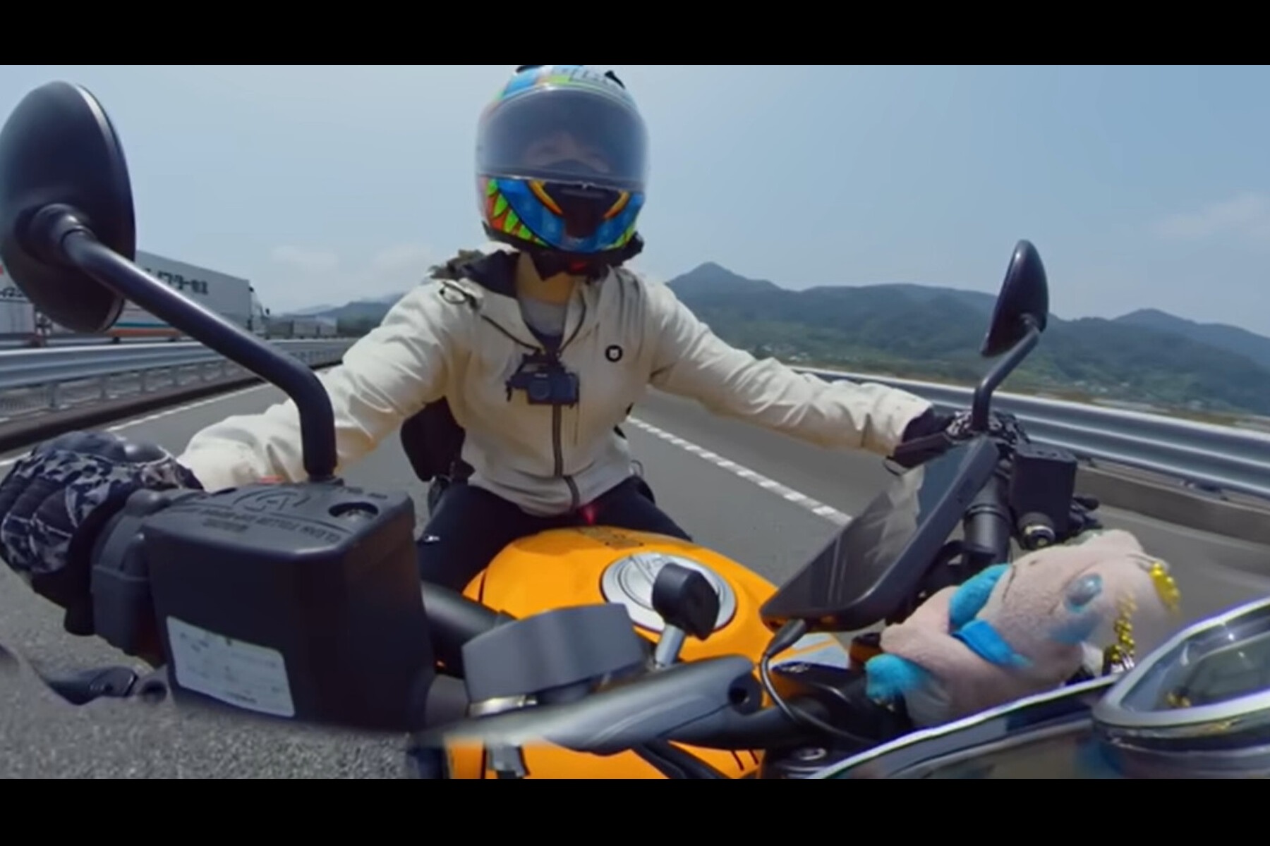 愛車のDUCATIに乗って疾走するしーまんさん