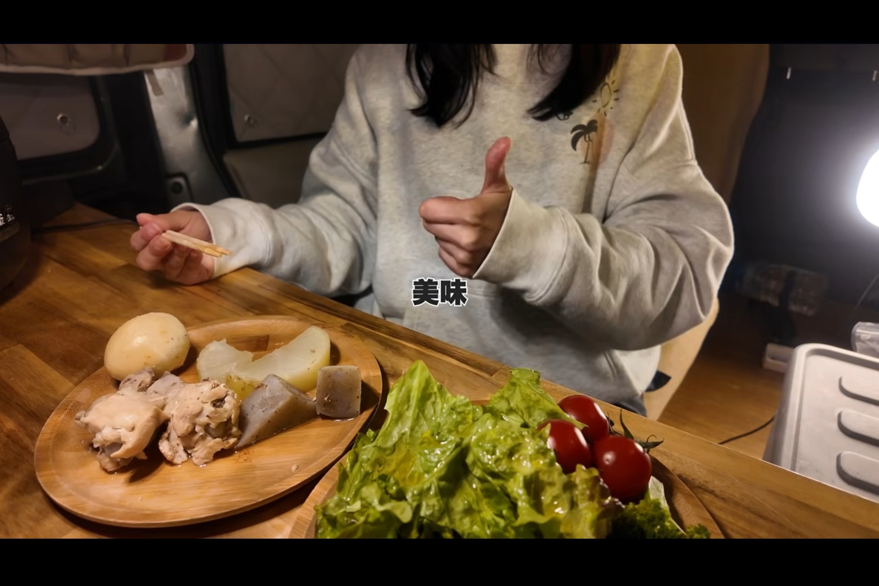 自作の軽バンキャンピングカーの車内で塩おでんを堪能する海子さん