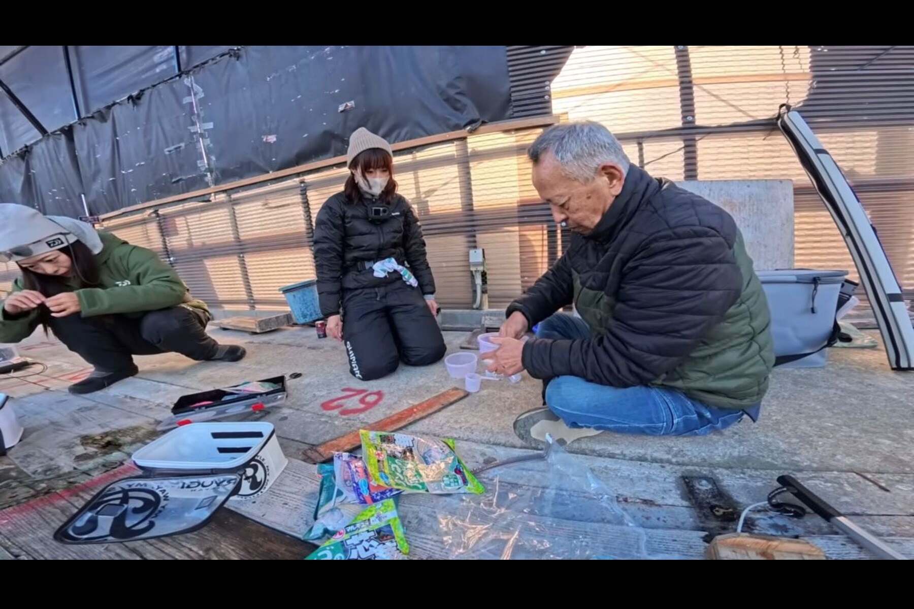 釣具屋店主は教え上手！　初心者女子の「ヘラブナ床釣り」成功の秘訣はウキ選びと底取り術