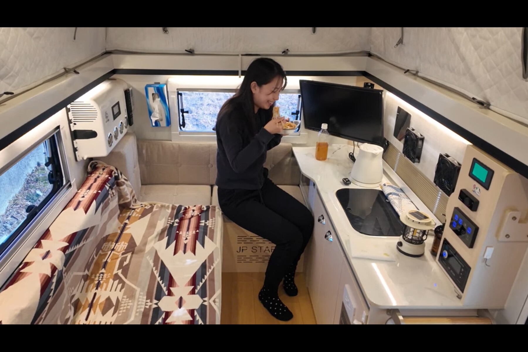 電子レンジを導入したことで、軽キャン車中泊の快適性が大幅に向上。温かい朝食を食べるまややんさん。