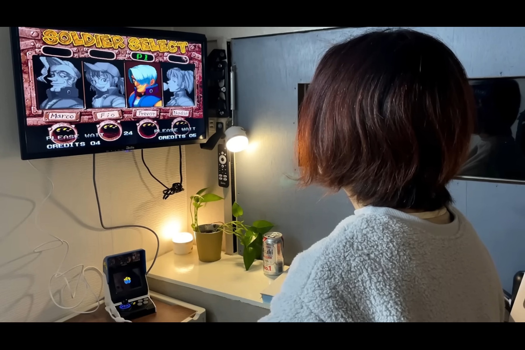「軽トラの家」こと軽トラキャンパー内でゲームを楽しむゆみゴンさん