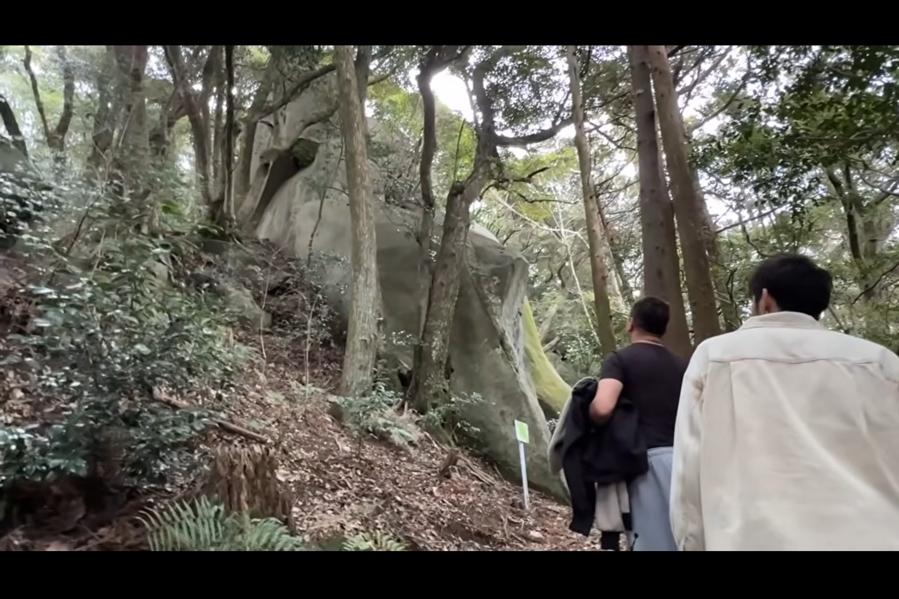 佐賀よかでしょうメンバーが訪れた巨石パーク。登山道の先にあった祠になった神秘的な巨大石