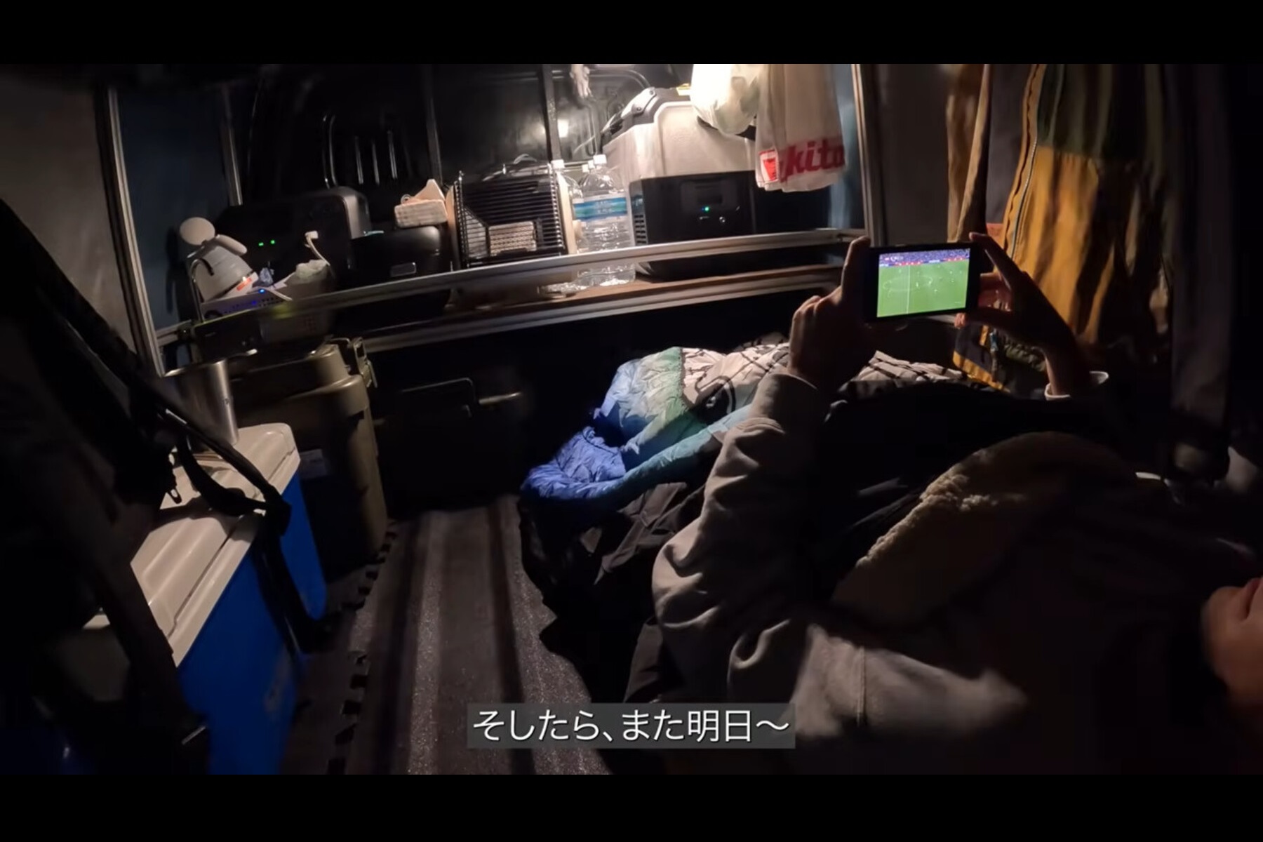 自作の軽トラキャンピングカーでサッカーを見ながら就寝する「たつお旅」さん