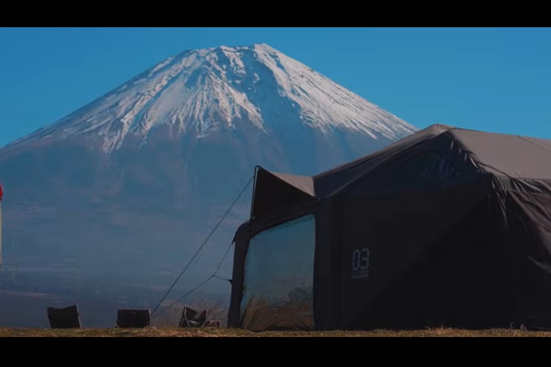 YouTubeチャンネル『しらキャン』が「とまとっぱら」こと富士高原トマトフィールドに設営したBlack Dragonのエアテント「02 Harmony 天和」と「03 Star 星宿」