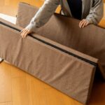 【画像】家計に優しい家外兼用！　背もたれガッシリなのに「厚さ13cmに畳める」お座敷スタイルソファに新色 〜 画像1