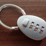 【画像】朝起きたらギアがない！　テント前に靴を置く心理戦や100均南京錠で防ぐキャンプ盗難対策術 〜 画像1