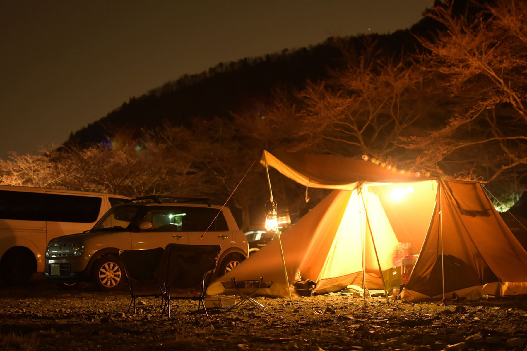 無人のテントでも、LEDランタンをつけっぱなしにしておくことで盗難の抑止力につながる