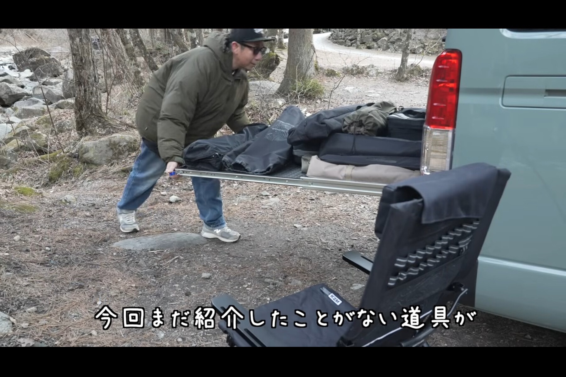 新たにハイエースに取り付けたスライドフロアで荷物を下ろすken10さん