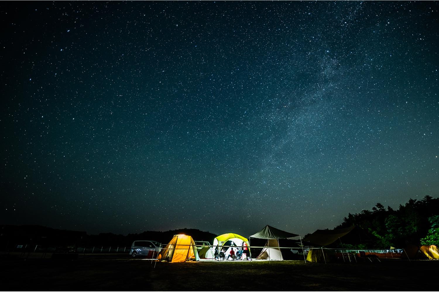 満天の星空が広がるキャンプ場のイメージ