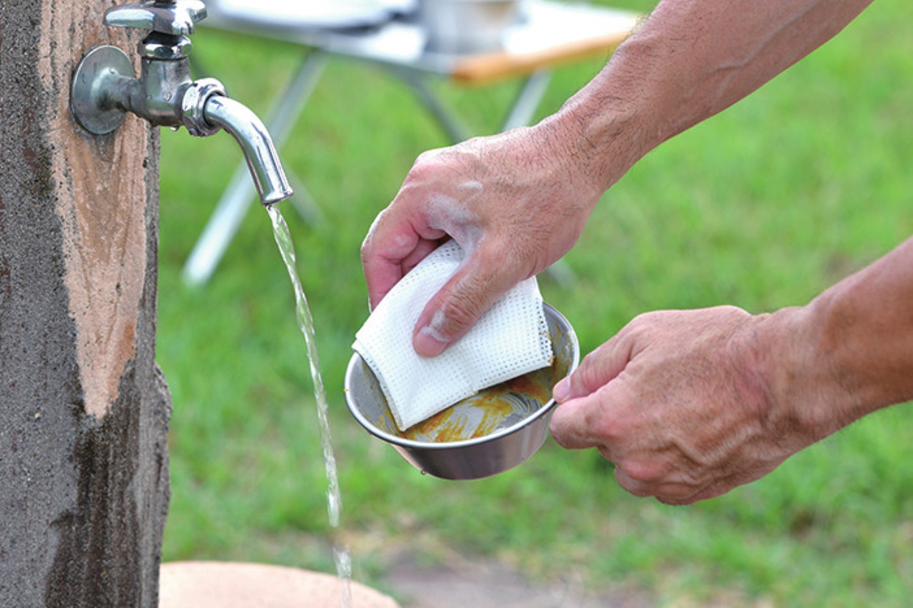 キャンプでの食器洗いは環境保護のため拭き取って軽く流す程度に留める