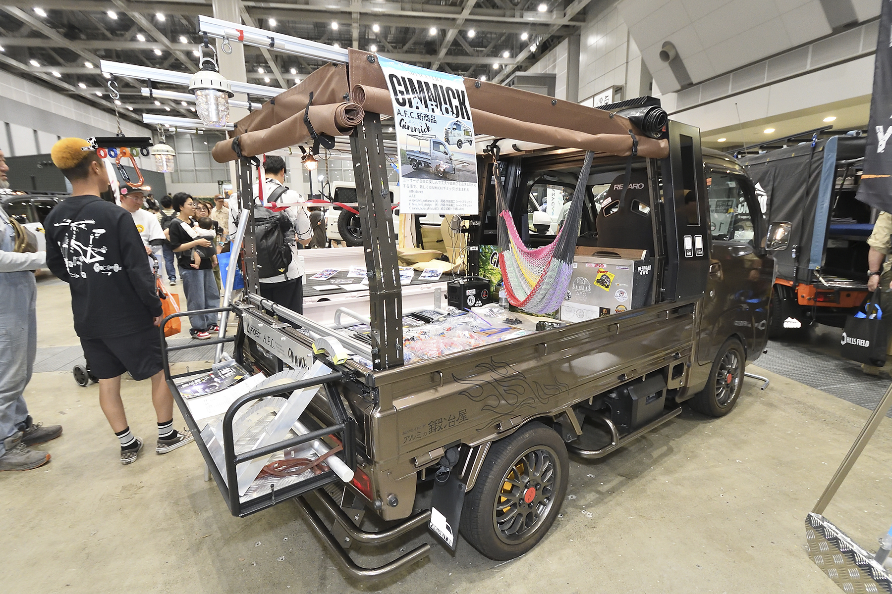 星★商店によって背抜きされた荷台をカスタマイズした軽トラ