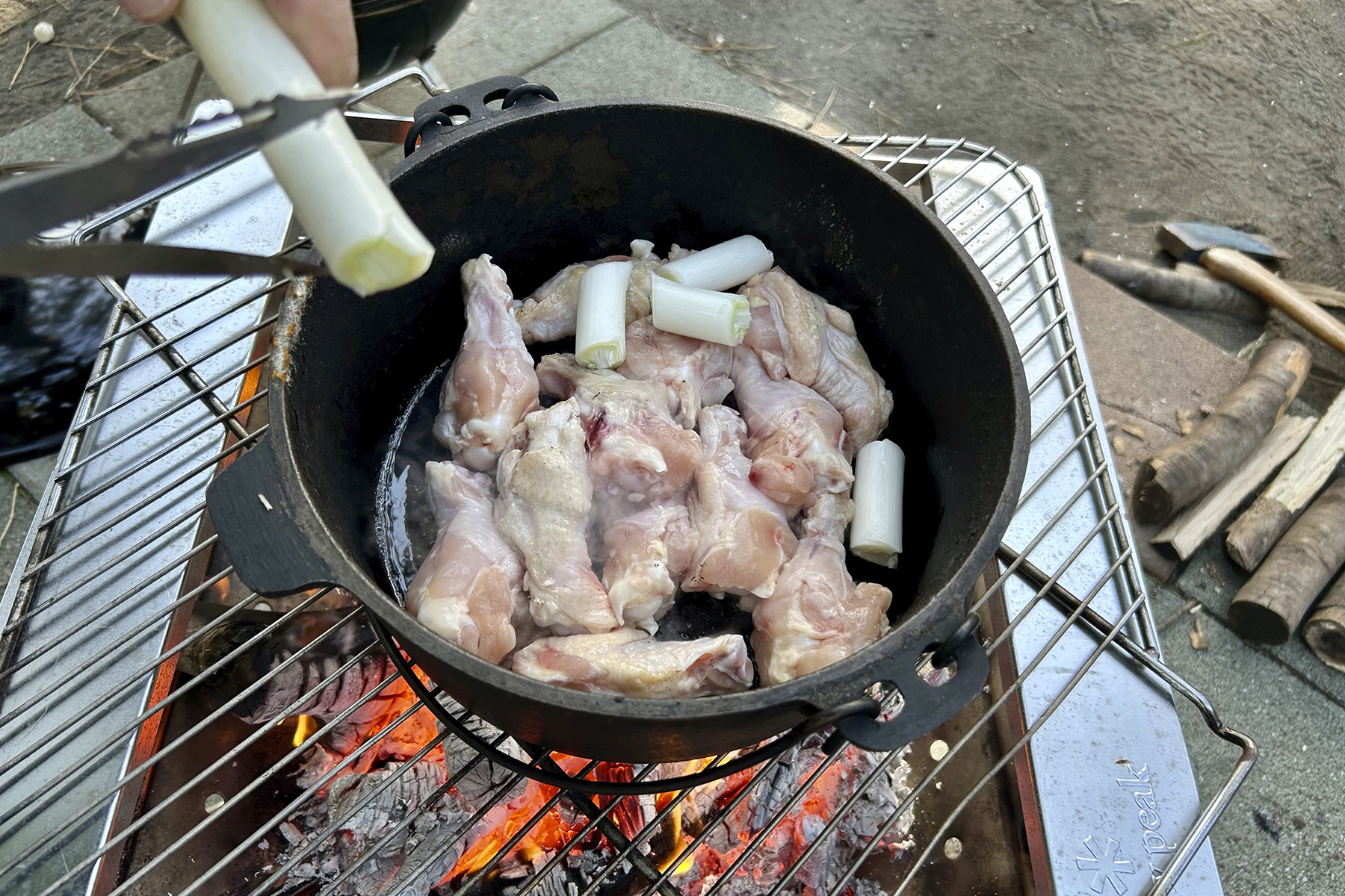 ダッチオーブンを使って参鶏湯を作っているところ
