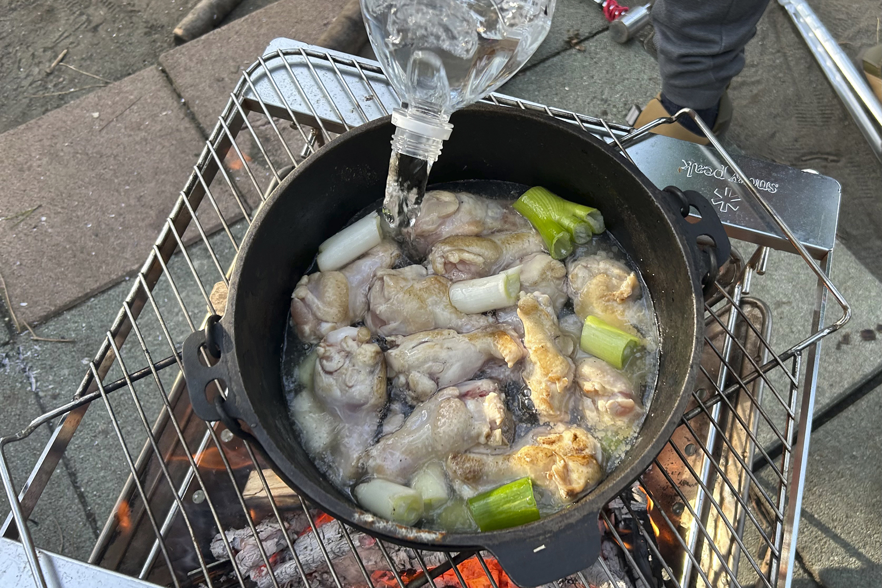 ダッチオーブンを使って参鶏湯を作っているところ