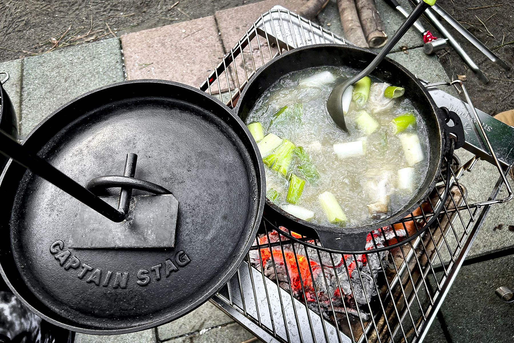 包丁もまな板もいらない！　師匠直伝「ダッチオーブン参鶏湯は」〆の鶏うどんまで旨かった