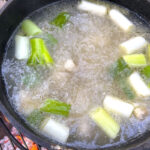 【画像】包丁もまな板もいらない！　師匠直伝「ダッチオーブン参鶏湯は」〆の鶏うどんまで旨かった 〜 画像1
