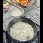 【画像】包丁もまな板もいらない！　師匠直伝「ダッチオーブン参鶏湯は」〆の鶏うどんまで旨かった 〜 画像1