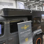 【画像】ジープの荷台が寝室に変身！　4人が就寝できる「着脱式可動ルーフ」が生む車中泊生活 〜 画像1