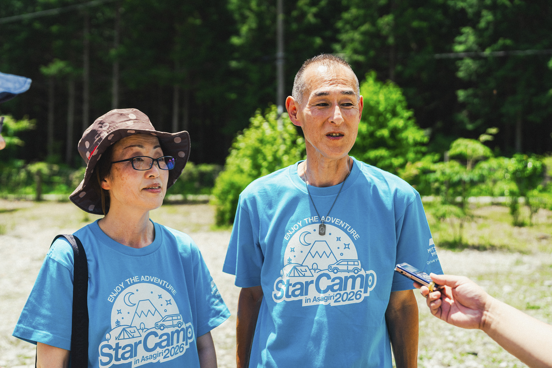 スターキャンプ2026in朝霧の会場でお披露目された次期パジェロを見学した一般夫婦