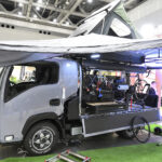 【画像】トラックで眠って遊ぶ！　普通免許で乗れる「いすゞ・エルフミオ」が常識を変える 〜 画像1