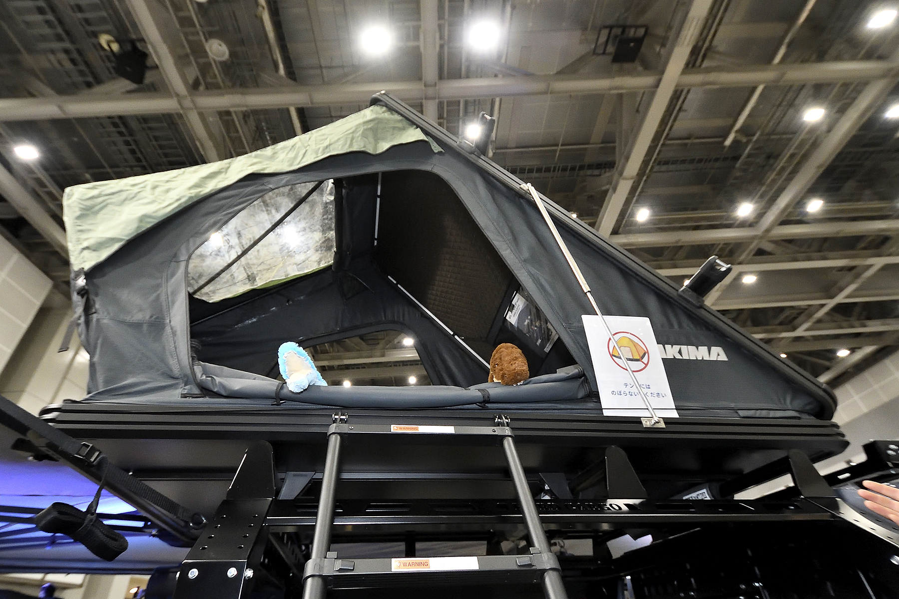 FIELDSTYLE TOKYO 2026に展示されていた「ELFmioクロススタイルコンセプト」の上部に奢ったルーフトップテント