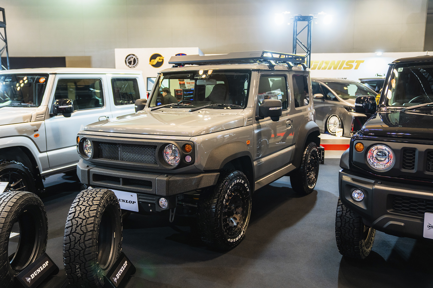 大阪オートメッセ2026のダンロップブースに展示されていたGORDONMILLERのデモカー（ジムニーシエラ）